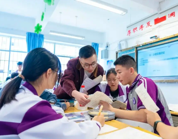 沁润每个心灵以学生为本打造高效讲堂师生结对定制学科成长方