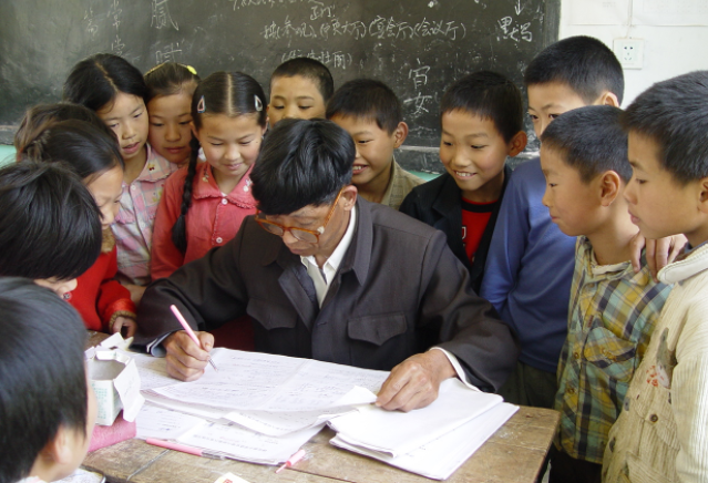 向好而变校园教育设施健全教育环境美了村庄教师待遇也大大提